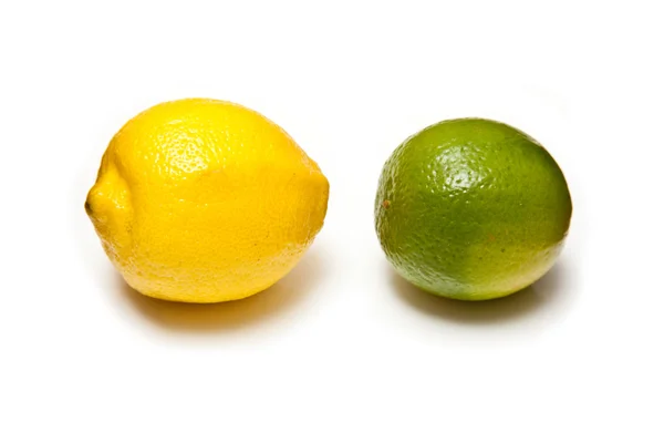 Citrons et Limes isolés sur un fond de studio blanc . — Photo