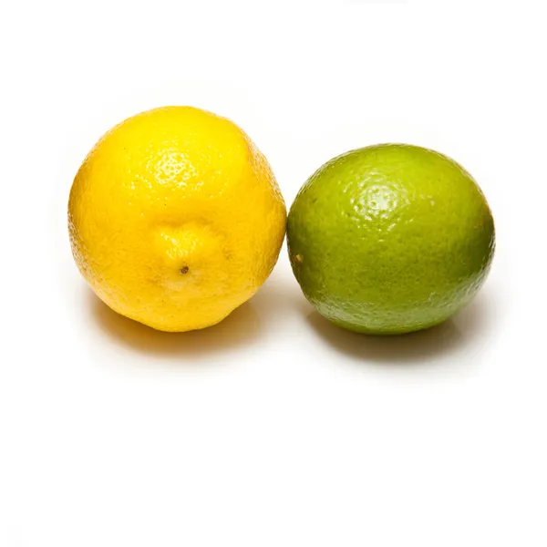 Limones y limas aislados en un fondo de estudio blanco . — Foto de Stock