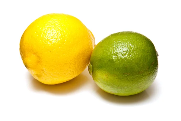 Citrons et Limes isolés sur un fond de studio blanc . — Photo