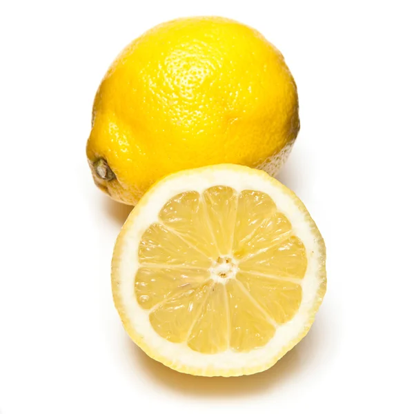 Zitronen und Limetten isoliert auf weißem Studiohintergrund. — Stockfoto