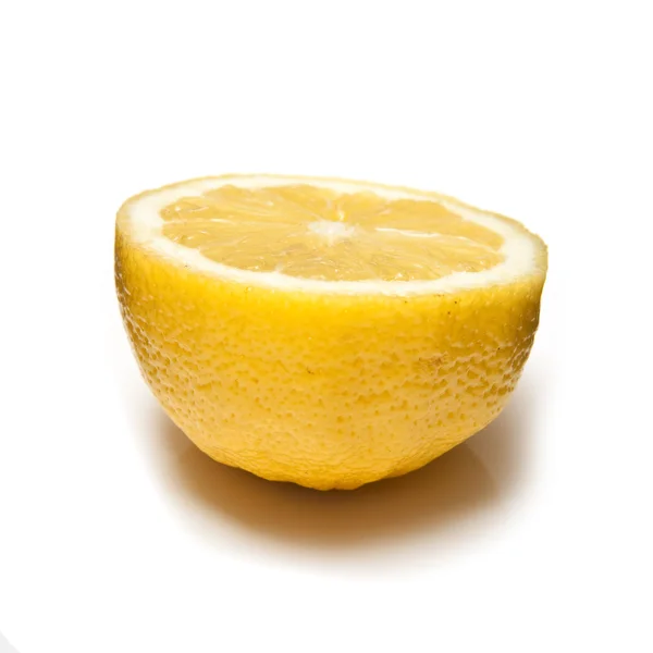 Citróny a citrusy izolovaných na bílém studio pozadí. — Stock fotografie