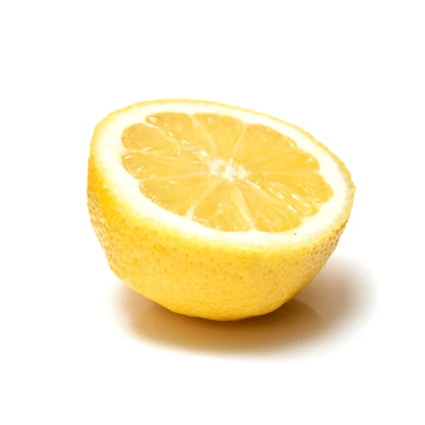 Лимоны и Лаймы изолированы на белом фоне студии . — стоковое фото