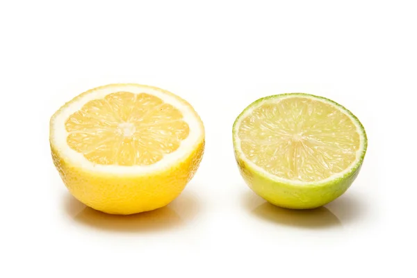 Citrons et Limes isolés sur un fond de studio blanc . — Photo