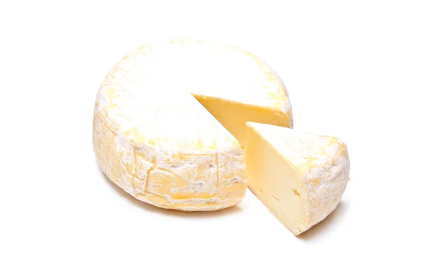 Petit Reblochon queijo isolado em um fundo de estúdio branco . — Fotografia de Stock
