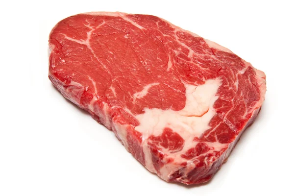 Rib eye steak geïsoleerd op een witte studio achtergrond. — Stockfoto