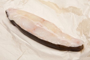 bir beyaz stüdyo arka planda izole halibut balığı biftek.