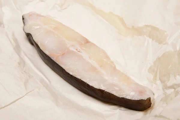 Bife de peixe de alabote isolado em um fundo estúdio branco . — Fotografia de Stock