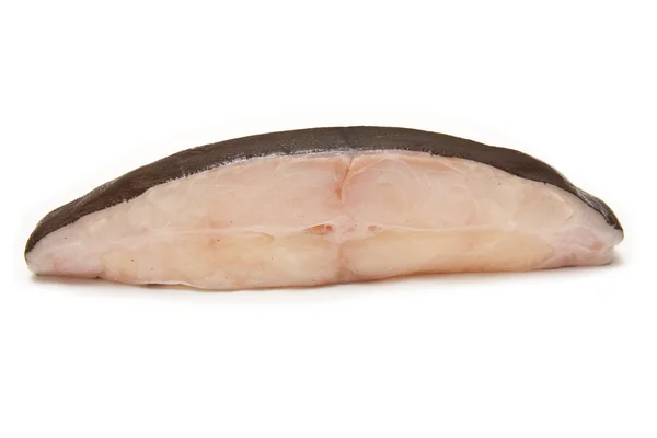 Bistecca di pesce di ippoglosso isolato su uno sfondo bianco studio . — Foto Stock