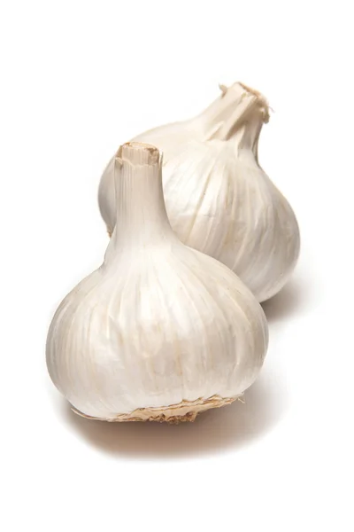 Garlic bulbs iaolated on a white studio background. — Stock Photo, Image