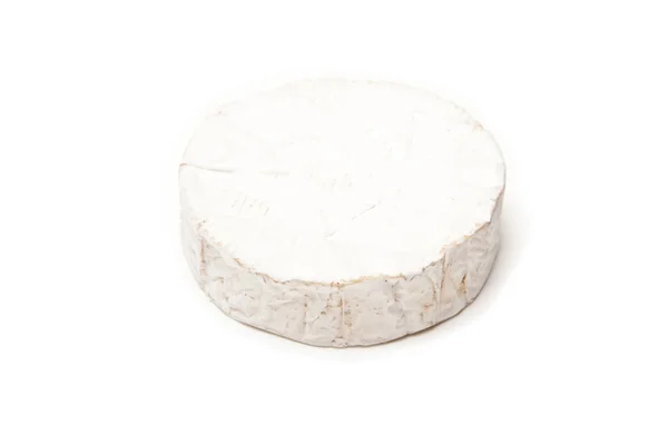 Camembert kaas geïsoleerd op een witte studio achtergrond. — Stockfoto