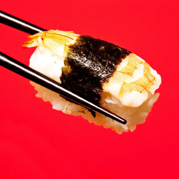 Sushi mit Essstäbchen — Stockfoto