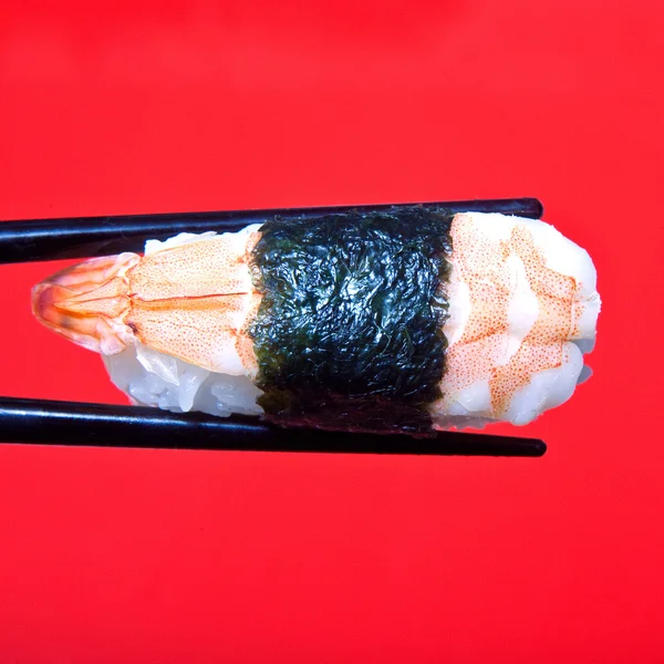 Sushi mit Essstäbchen — Stockfoto