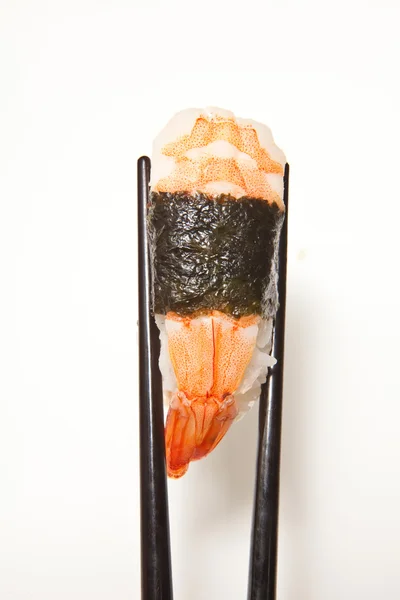 Hålla sushi med pinnar — Stockfoto