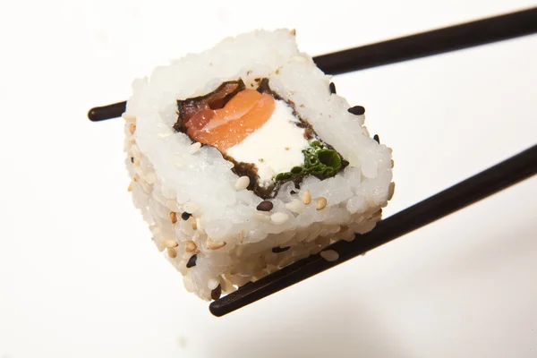 Gospodarstwa sushi z pałeczkami — Zdjęcie stockowe