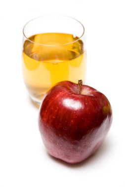 yanında bir bardak elma suyu elma