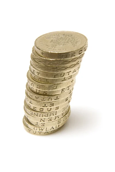 Монеты Великобритании расставлены в стопку — стоковое фото