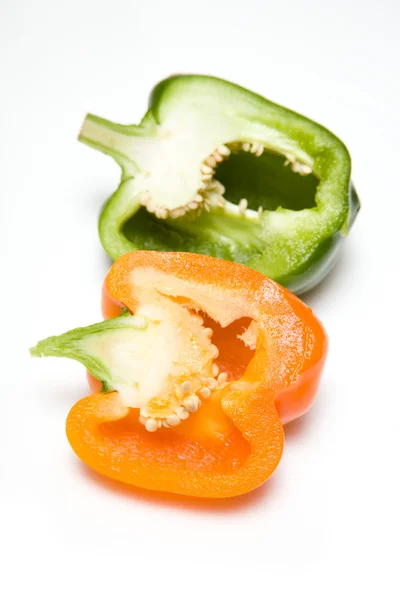 Secção transversal de pimenta verde e laranja — Fotografia de Stock