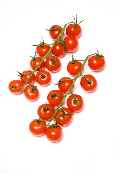 Черри помидоры на ветке с каплями — стоковое фото