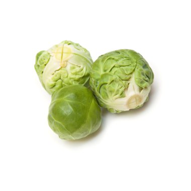 Beyaz bir arka planda Brussel lahanası.