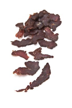 biltong veya beyaz bir arka plan üzerinde izole beef jerky dilimlenmiş