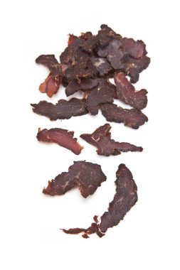 biltong veya beyaz bir arka plan üzerinde izole beef jerky dilimlenmiş