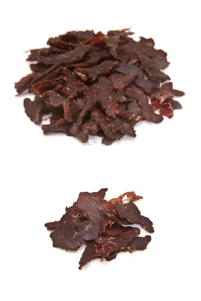 Geschnittene Biltong oder Rindfleisch ruckartig isoliert auf weißem Hintergrund — Stockfoto