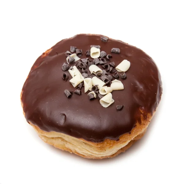 Chocolate gelado donut em um fundo de estúdio branco . — Fotografia de Stock