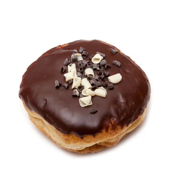 Chocolate gelado donut em um fundo de estúdio branco . — Fotografia de Stock