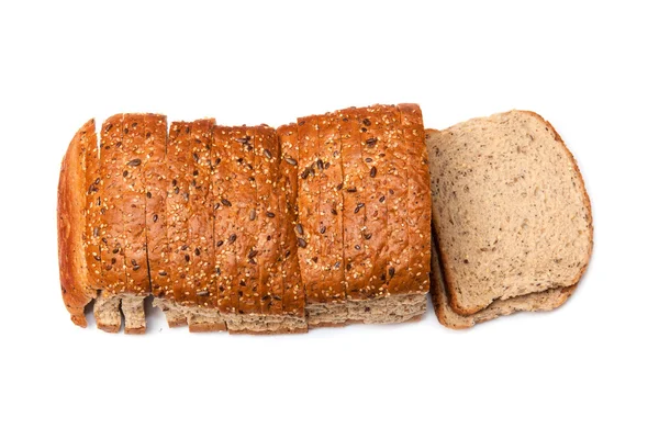 Laib Vollkornbrot, isoliert auf weißem Studiohintergrund. — Stockfoto