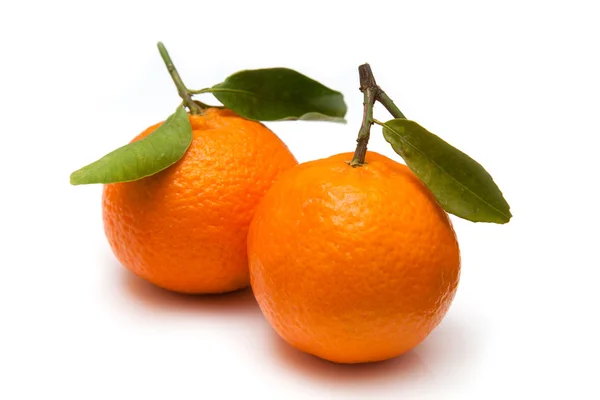 Clementine e 'isolata su uno sfondo bianco . — Foto Stock