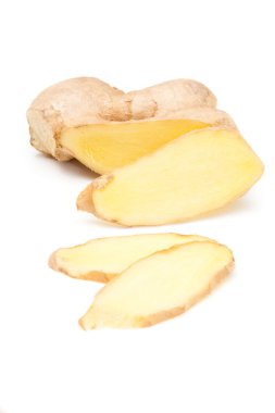 Zencefil kökü beyaz bir stüdyoda izole edilmiş..