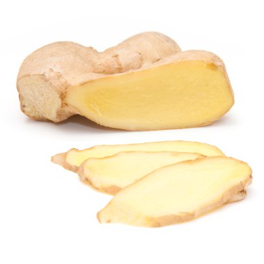 Zencefil kökü beyaz bir stüdyoda izole edilmiş..