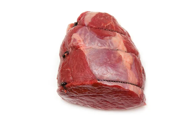 Carne assar conjunta isolado em um fundo estúdio branco . — Fotografia de Stock