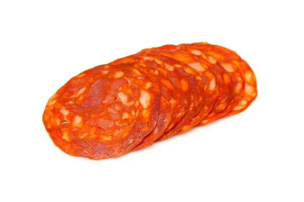 Gesneden chorizo worst geïsoleerd op een witte studio achtergrond. — Stockfoto