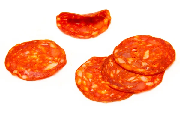 Affettato salsiccia chorizo isolato su uno sfondo bianco studio . — Foto Stock