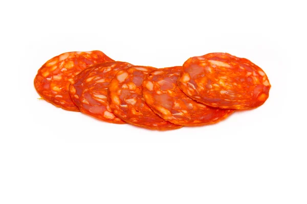 Gesneden chorizo worst geïsoleerd op een witte studio achtergrond. — Stockfoto