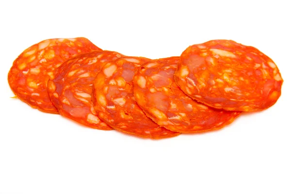 Gesneden chorizo worst geïsoleerd op een witte studio achtergrond. — Stockfoto