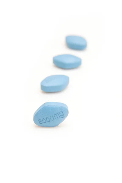 Синие таблетки от эректильной дисфункции — стоковое фото
