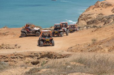 Araba buggy üzerinde yürümek.