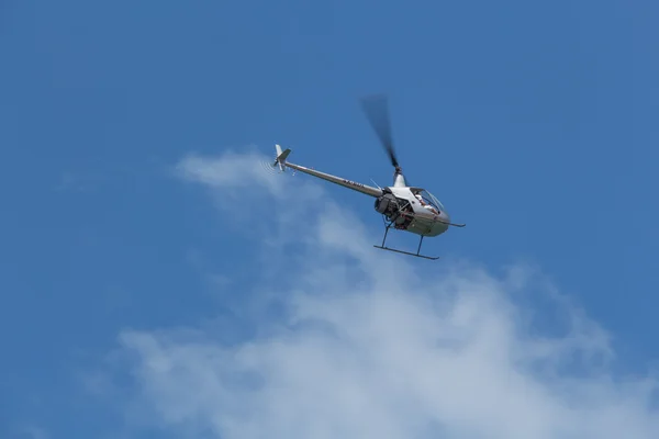Вертолет в облаках на голубом небе . — стоковое фото