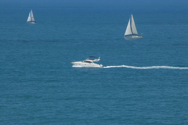 Wit jacht in de blauwe zee. — Stockfoto