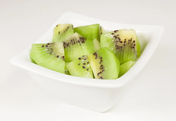 Tigela de pedaços de kiwi — Fotografia de Stock