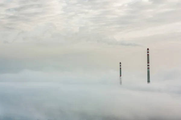 Дымоходы и облака — стоковое фото
