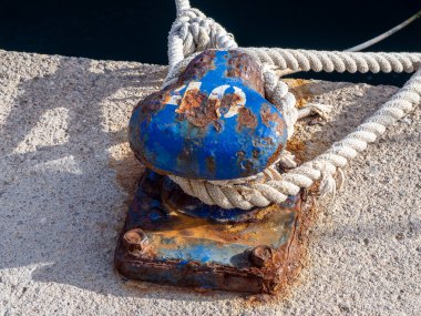 Güneşli bir günde İbiza Limanı 'nda mavi paslı bir bölge.