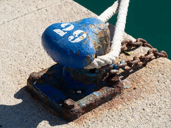 Mordida oxidada en el puerto de Ibiza en un día soleado — Foto de Stock