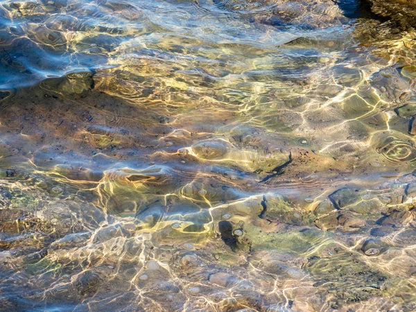 Acqua trasparente su una spiaggia di ibiza nel Mar Mediterraneo — Foto Stock