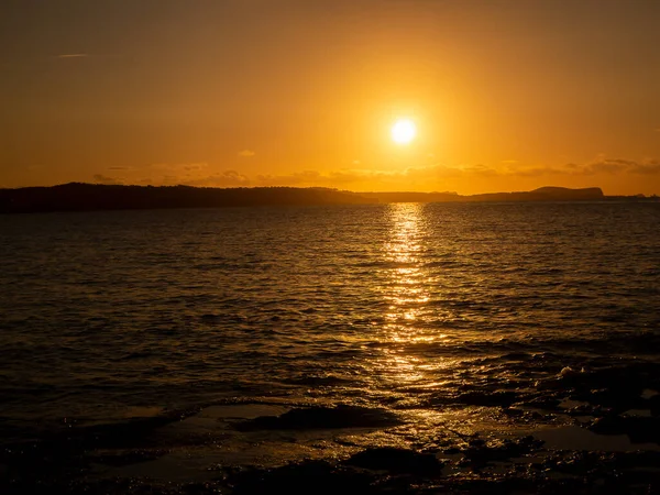 Coucher de soleil d'été sur une plage méditerranéenne Balear — Photo