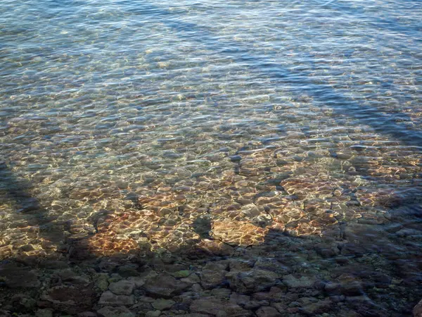 Transparant water op een strand van ibiza in de Middellandse Zee — Stockfoto