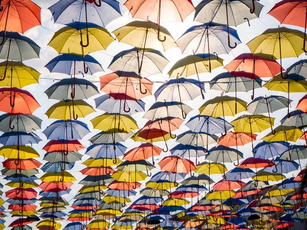 Kleurrijke paraplu 's hangend boven een blauwe lucht Rechtenvrije Stockafbeeldingen