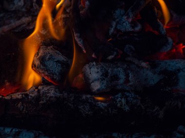 Şöminedeki kömür ateşinin fotoğrafı. Konforlu kavram